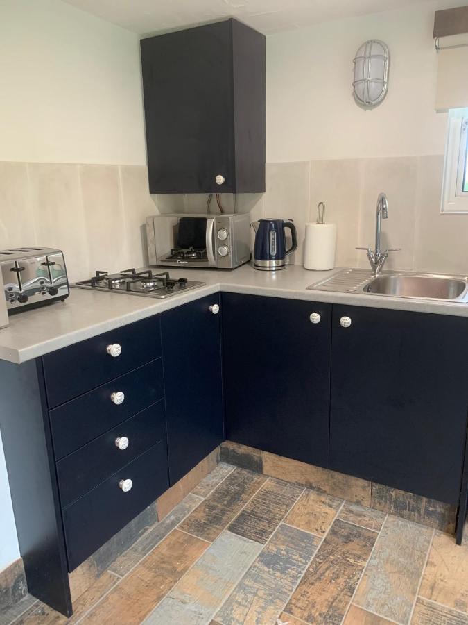 Molehill Lodge Swansea Bagian luar foto