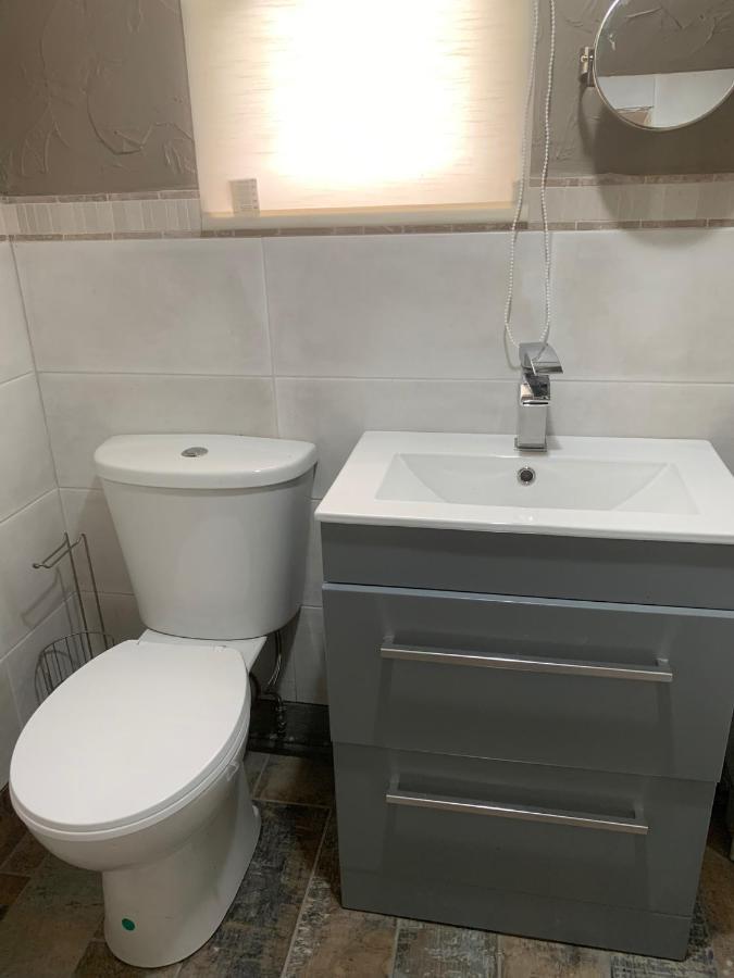 Molehill Lodge Swansea Bagian luar foto
