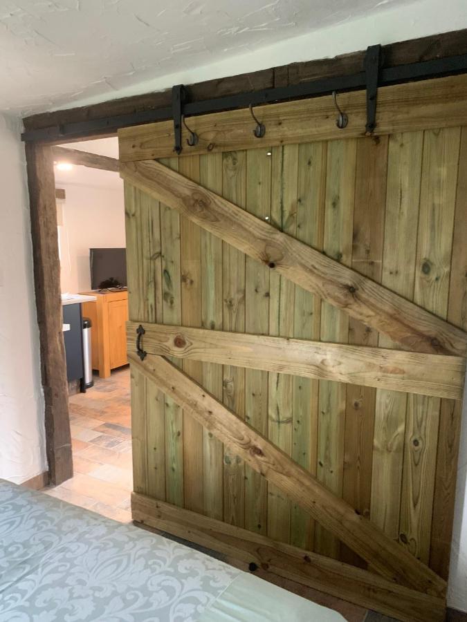 Molehill Lodge Swansea Bagian luar foto