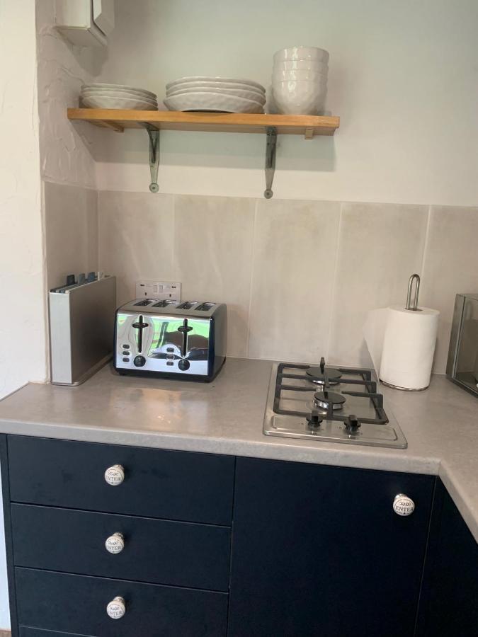 Molehill Lodge Swansea Bagian luar foto